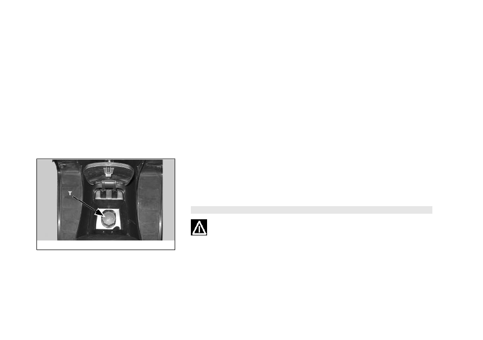Checks, Refuelling, 2 use | Piaggio 400ie User Manual | Page 28 / 100